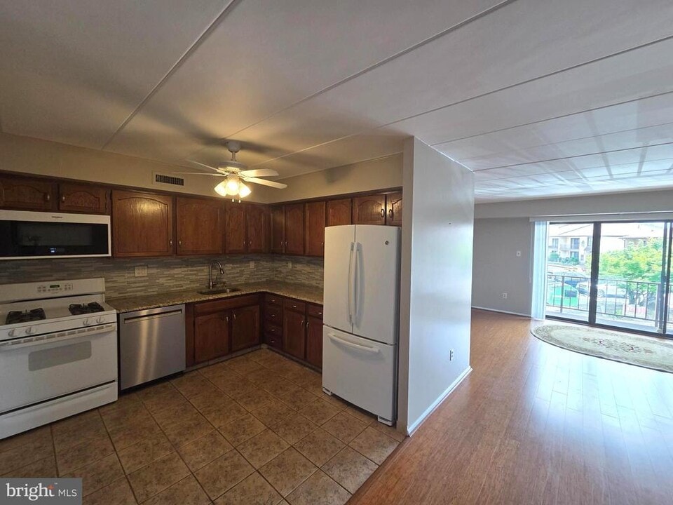 9906 Bustleton Ave in Philadelphia, PA - Building Photo