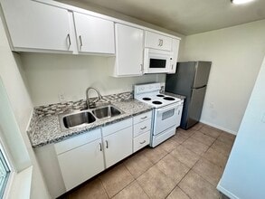 145 East 18th in Costa Mesa, CA - Foto de edificio - Building Photo