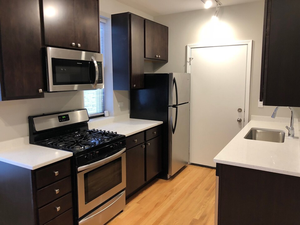 3215 W Cullom Ave, Unit 2 in Chicago, IL - Building Photo