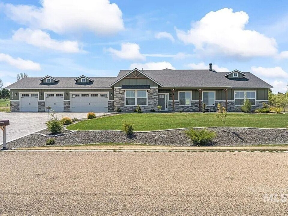 22205 Aura Vista Way in Caldwell, ID - Building Photo