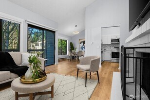 12905 126th Ct NE, Unit L205 in Kirkland, WA - Building Photo