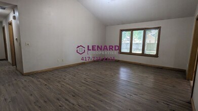 1070 W Woodbine St in Springfield, MO - Building Photo - Building Photo