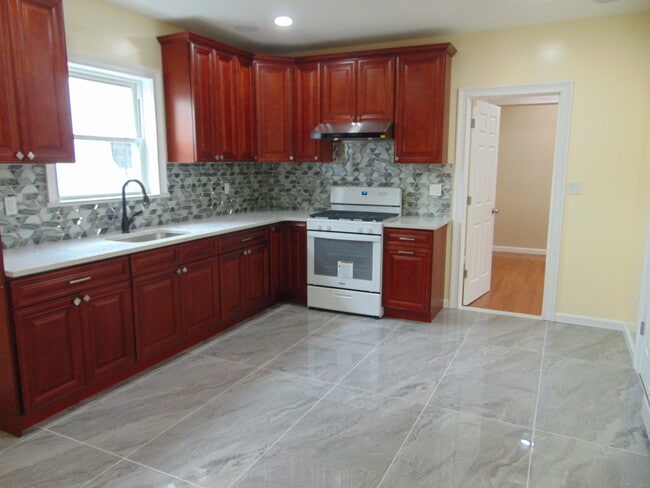 9 Court St in Waterbury, CT - Foto de edificio - Building Photo