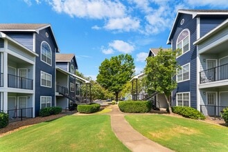 Oak Hollow Apartments in Southaven, MS - Foto de edificio - Building Photo