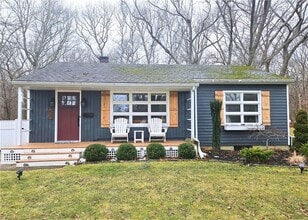 57 Wampanoag Cir in North Kingstown, RI - Building Photo - Building Photo