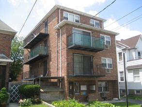 132-18 57th Rd in Flushing, NY - Building Photo - Building Photo