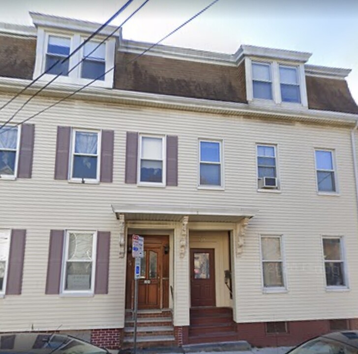 104 Thorndike St, Unit 3 in Cambridge, MA - Building Photo