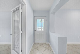 857 180th Ave E in Redington Shores, FL - Foto de edificio - Building Photo