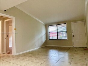 7210 Southgate Blvd in Tamarac, FL - Foto de edificio - Building Photo