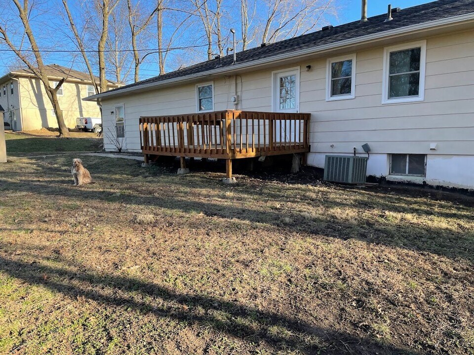 103 Spring St in Pleasant Hill, MO - Building Photo