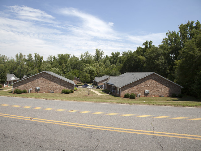 Woodcreek Senior Living - 62 years and older in Shelby, NC - Foto de edificio - Building Photo