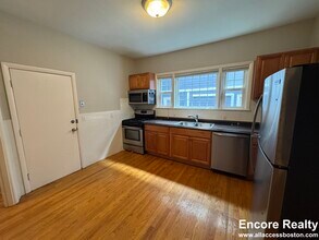 23 Tufts St, Unit 2M in Cambridge, MA - Building Photo - Building Photo