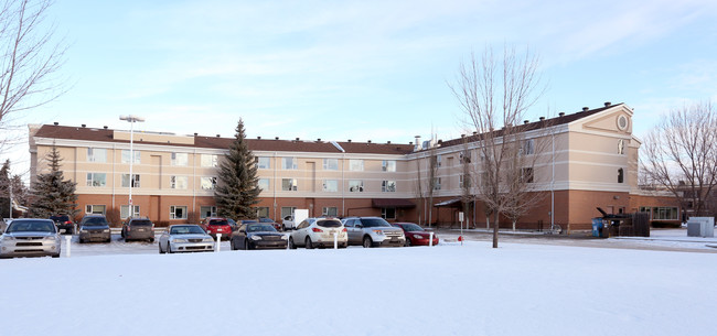 Rosslyn Place Lodge in Edmonton, AB - Building Photo - Building Photo