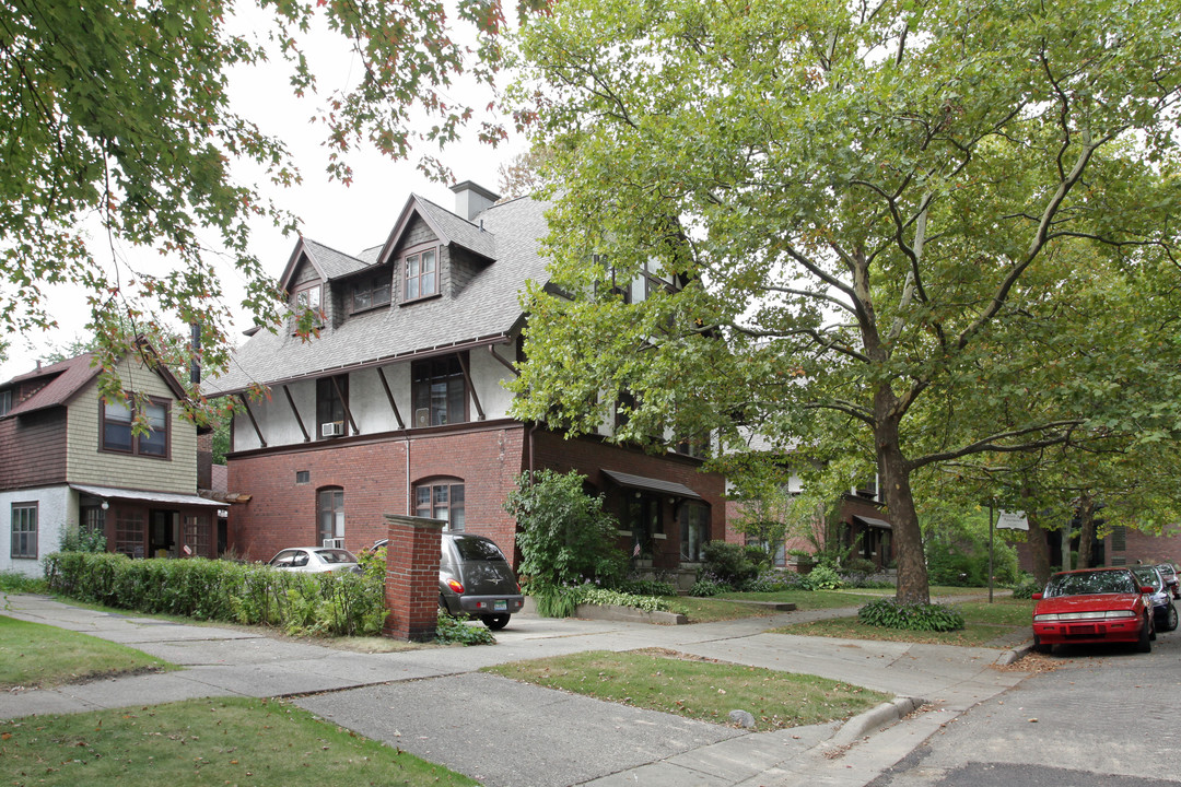 Stratford Arms Apartments in Grand Rapids, MI - Building Photo