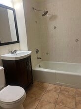 216 Elm St, Unit 2 in Everett, MA - Foto de edificio - Building Photo