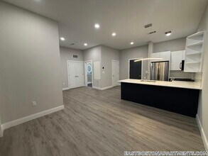 656 Saratoga St, Unit 308 in Boston, MA - Foto de edificio - Building Photo