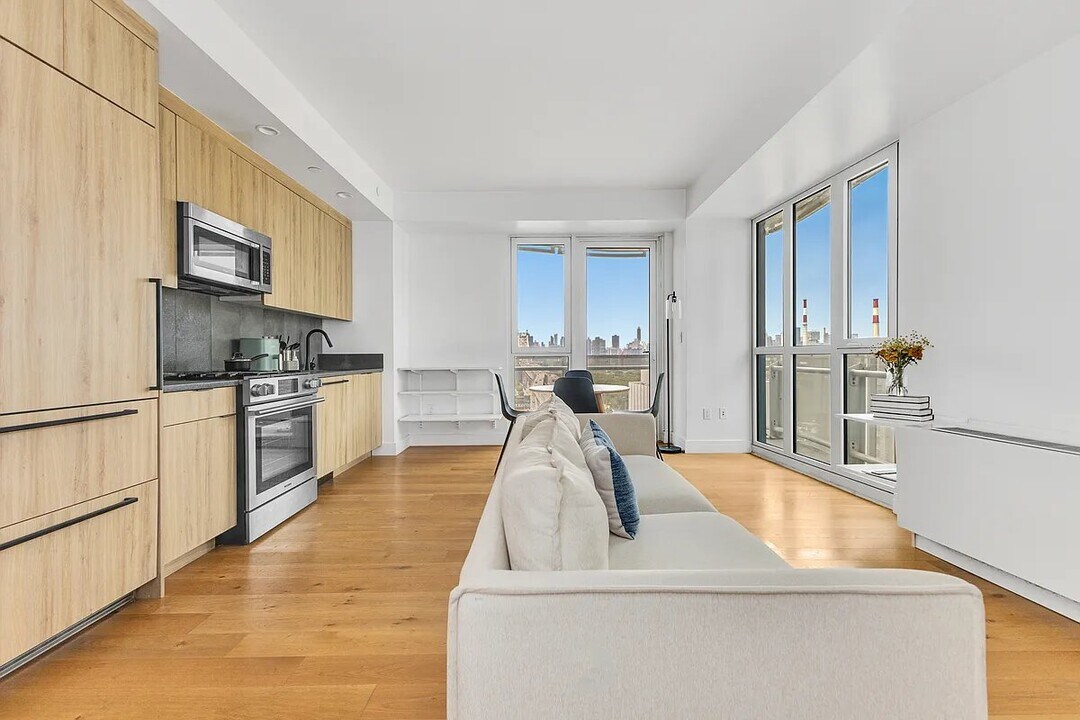 24-16 Queens Plaza S in Queens, NY - Building Photo