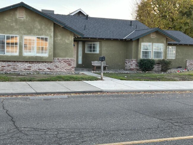 1020 W Minnesota Ave in Turlock, CA - Building Photo - Building Photo