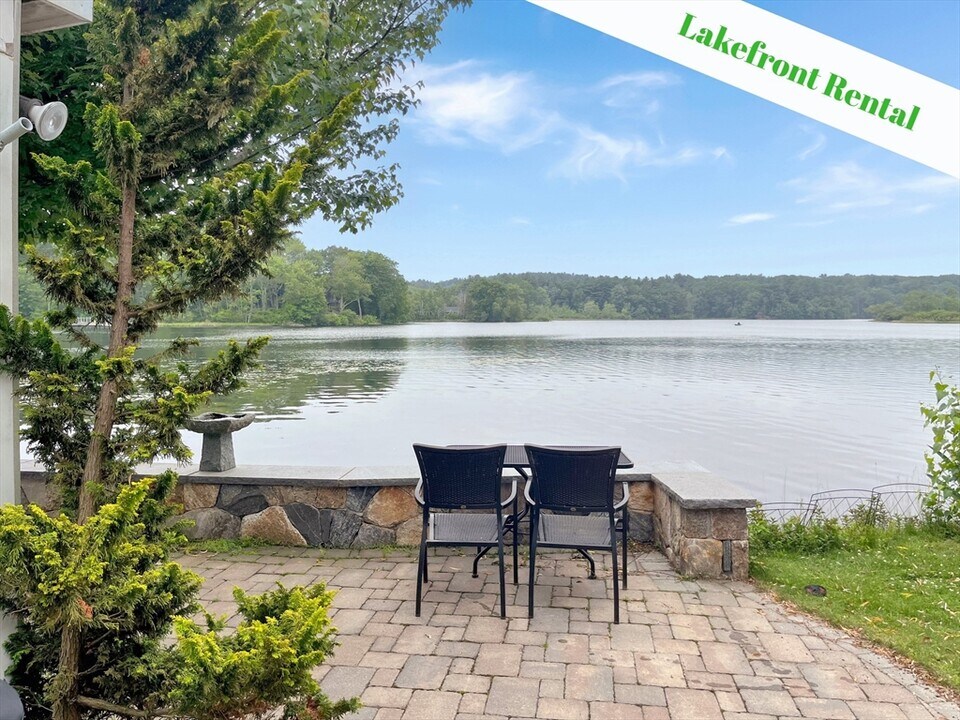 53 Lakeshore Dr in Holliston, MA - Building Photo