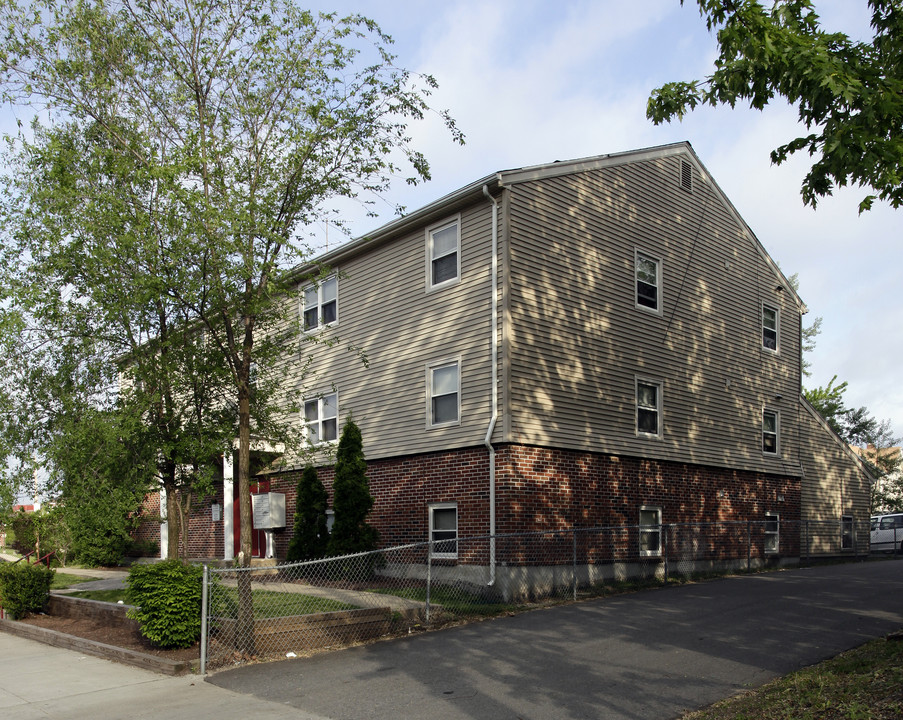 261 Rhodes St in Providence, RI - Foto de edificio