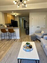 215 W College Ave in Tallahassee, FL - Foto de edificio - Building Photo