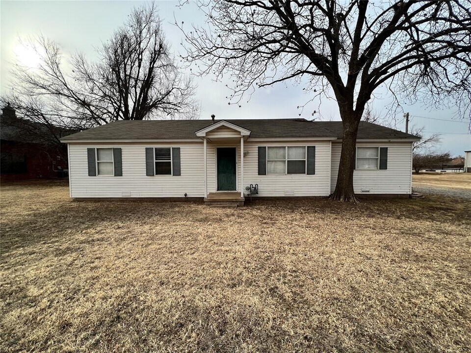 817 S Kelly Ave in Edmond, OK - Building Photo