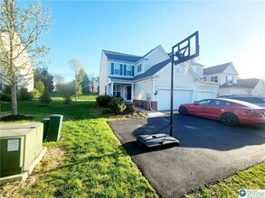 8668 Mayfair Ct in Breinigsville, PA - Building Photo - Building Photo