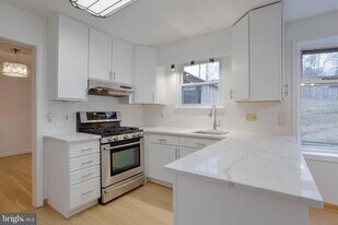 8122 Truro Ct in West Springfield, VA - Building Photo