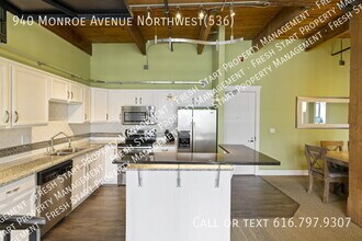 940 Monroe Ave NW in Grand Rapids, MI - Building Photo - Building Photo