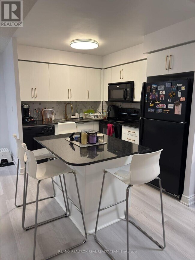 310 Burnhamthorpe Rd W in Mississauga, ON - Building Photo - Building Photo