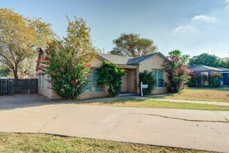2430 30th St in Lubbock, TX - Foto de edificio - Building Photo