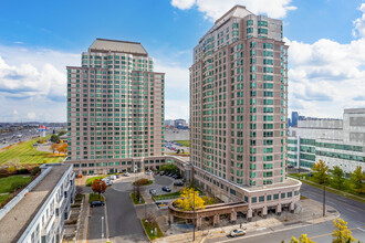 May Tower II in Toronto, ON - Building Photo - Building Photo