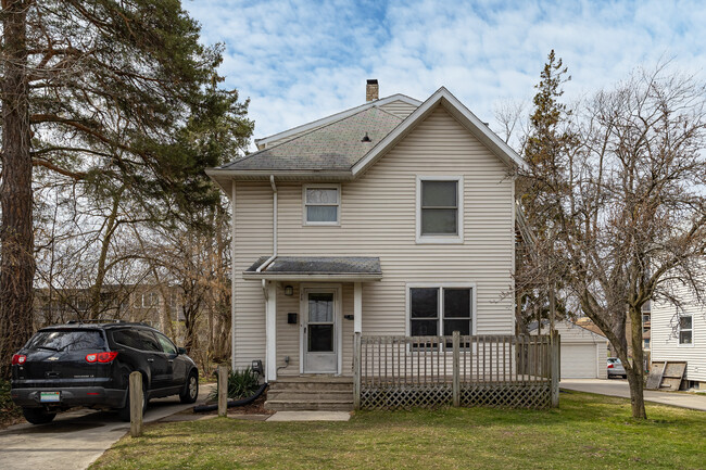 126 Woodmere Ave in East Lansing, MI - Foto de edificio - Building Photo