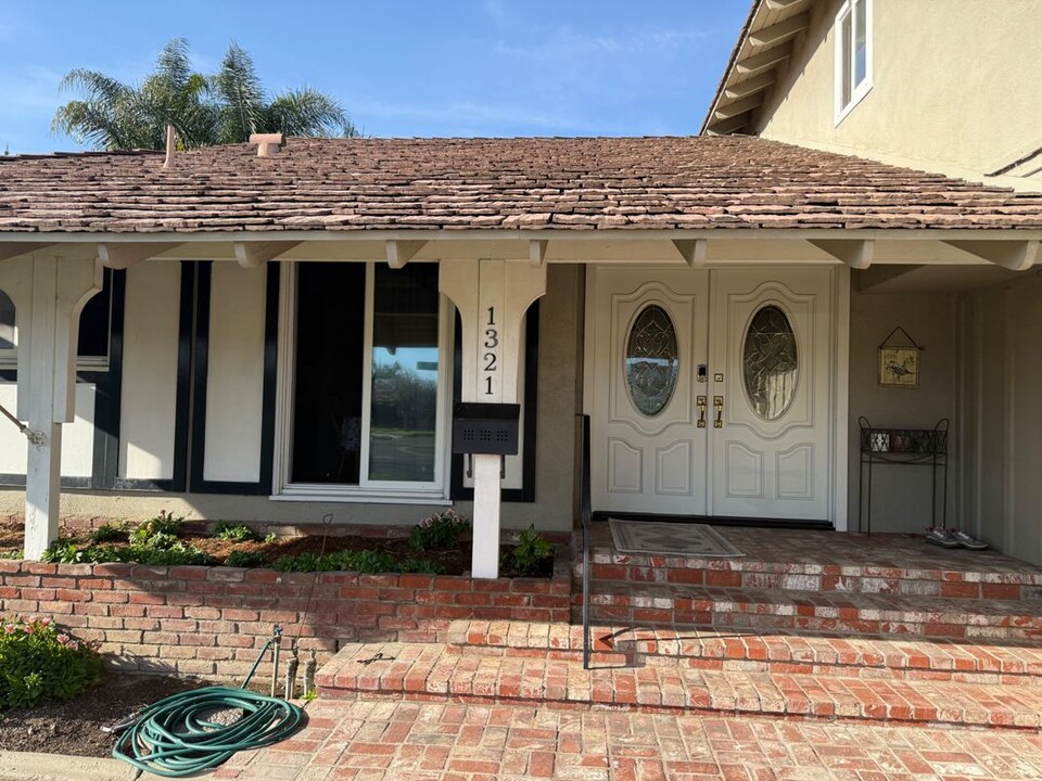 1321 Sharon Rd in Santa Ana, CA - Building Photo