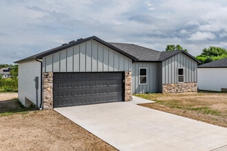Summit Park in Bolivar, MO - Building Photo - Building Photo