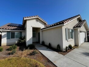 812 Beaconsfield Ct in Bakersfield, CA - Building Photo - Building Photo