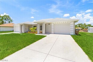 903 Albany Ave in Lehigh Acres, FL - Building Photo