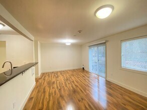 Fantastic location for this spacious 2 lev in Redmond, WA - Building Photo - Building Photo