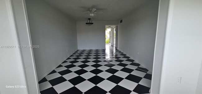 8595 Sunrise Lakes Blvd in Sunrise, FL - Building Photo - Building Photo