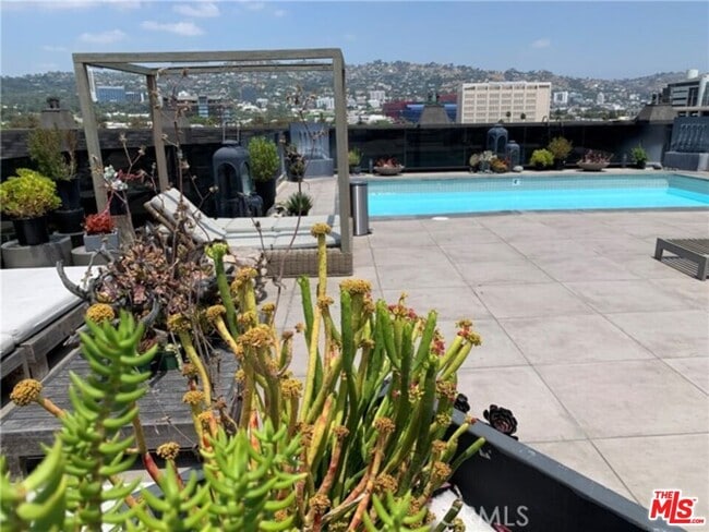 8811 Burton Wy in West Hollywood, CA - Building Photo - Building Photo