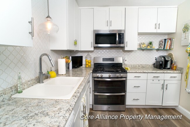 22109 Burbank Blvd in Los Angeles, CA - Building Photo - Building Photo