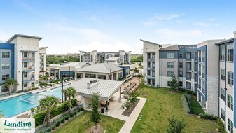 14015 Univ Pass in San Antonio, TX - Building Photo