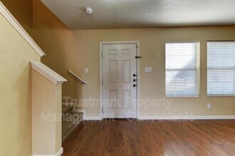 7927 Horse Hollow in San Antonio, TX - Building Photo - Building Photo