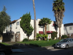 5511 Corteen Pl in Valley Village, CA - Building Photo - Building Photo