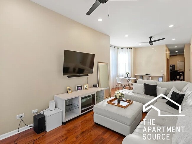 2028 N Hamlin Ave, Unit 2