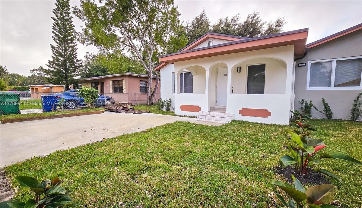 1066 NW 112th St in Miami, FL - Building Photo