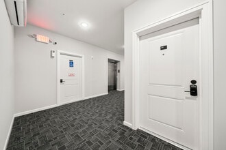 51 E Main St, Unit 306 in Bergenfield, NJ - Foto de edificio - Building Photo