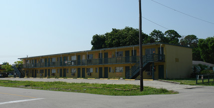 Pinehurst Apartments in Ft. Myers, FL - Building Photo - Building Photo