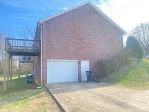 220 4th Ave, Unit B in Cookeville, TN - Foto de edificio - Building Photo