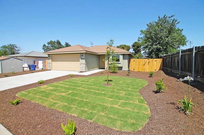 909 Gladys Way in Hanford, CA - Building Photo - Building Photo